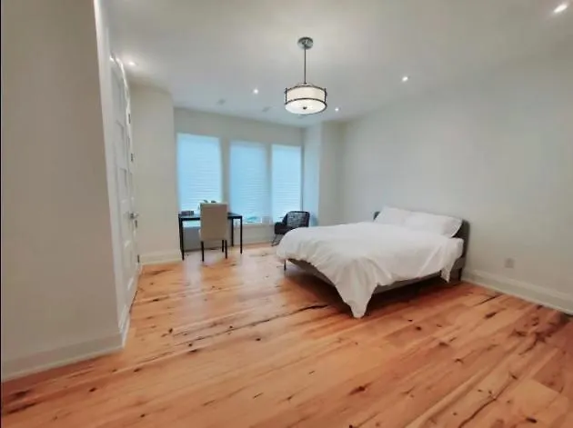 Bed & Breakfast Comfortable Room In Toronto Next To Yorkdale Mall