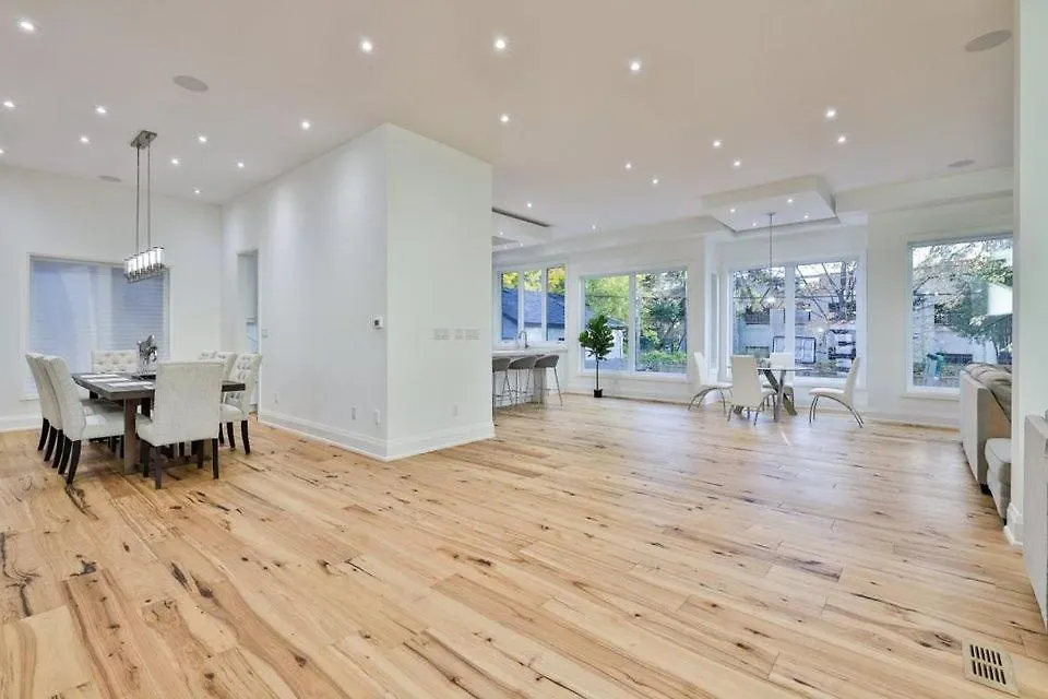Comfortable Room In Toronto Next To Yorkdale Mall