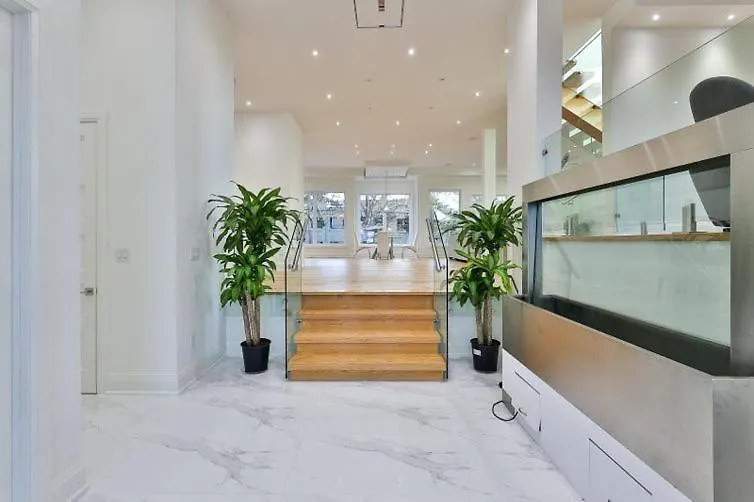 Comfortable Room In Toronto Next To Yorkdale Mall contacts