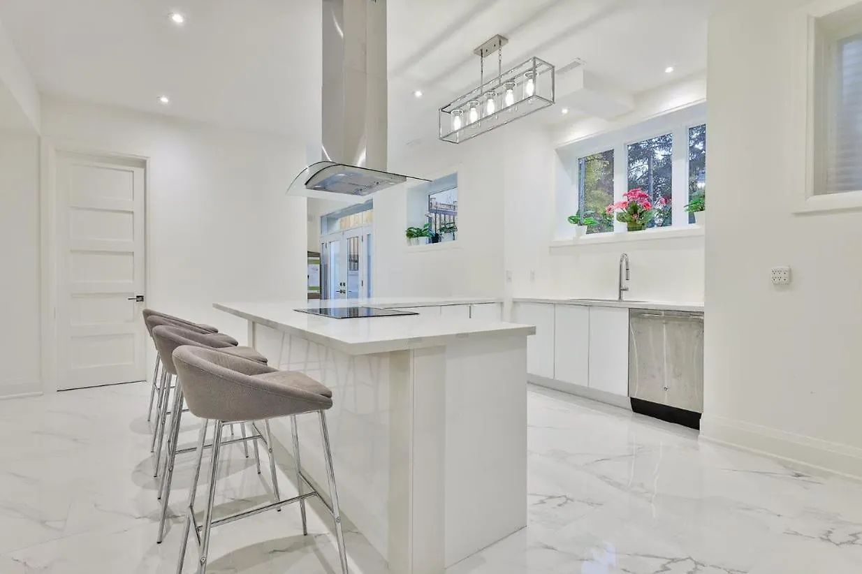 Bed & Breakfast Comfortable Room In Toronto Next To Yorkdale Mall
