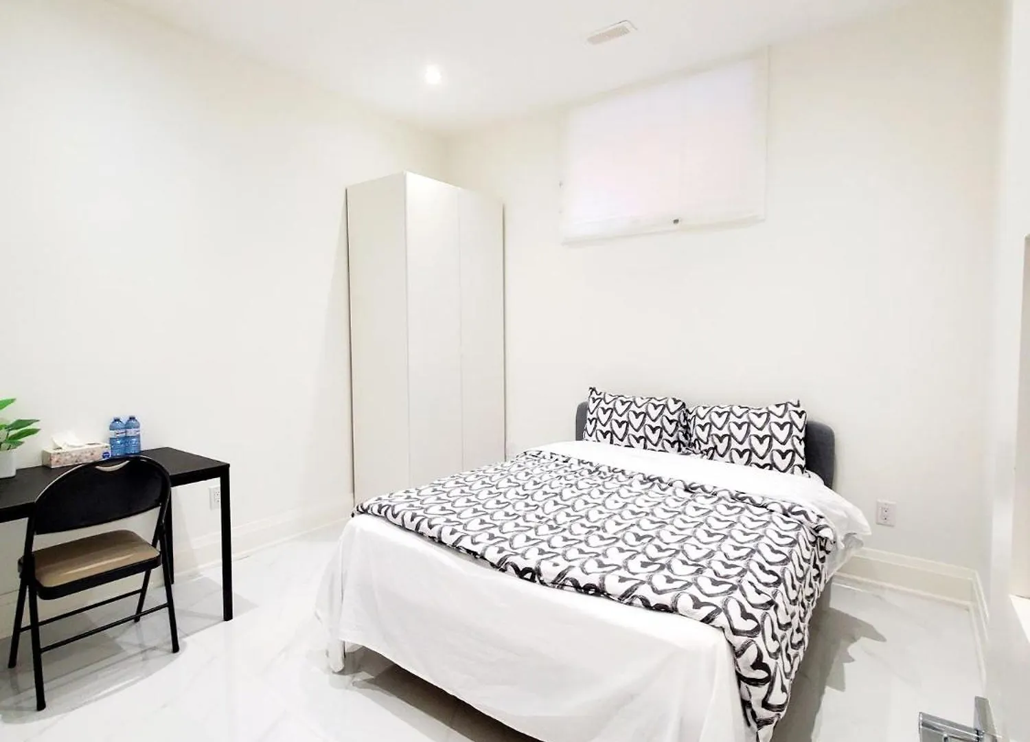 Comfortable Room In Toronto Next To Yorkdale Mall Bed & Breakfast