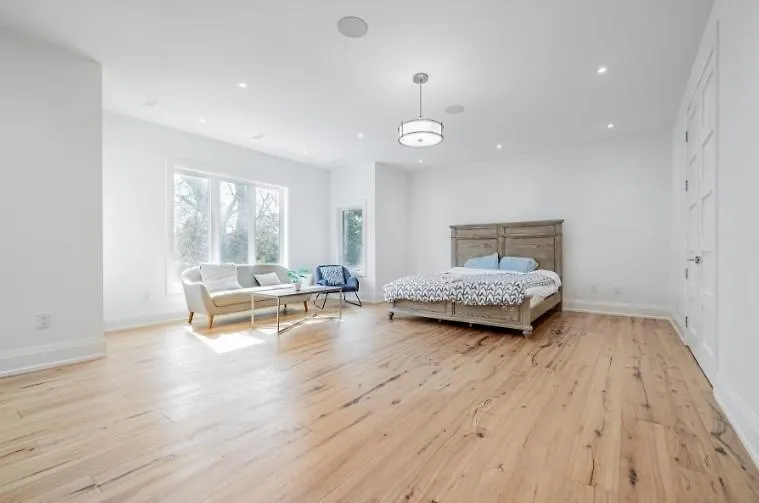 Comfortable Room In Toronto Next To Yorkdale Mall